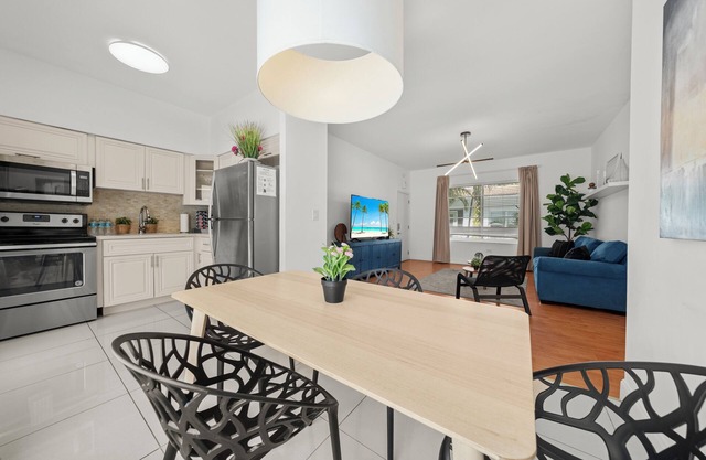 Ocean Suite 2BD/1BA steps to LincolnRd SoBe