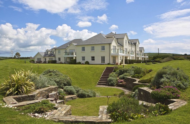 OCEAN VIEW APARTMENT, pet friendly, with a garden in Thurlestone