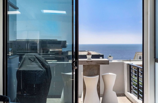 Ocean View | Steps to DT Manhattan Beach|King Beds