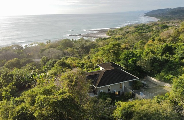 Ocean View Villa with 6 bedrooms, Infinity Pool, WiFi 100mb, AC