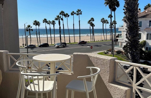 Ocean Views! Newly remodeled 2 bd, 2 ba Ocean Front Condo, Easy Beach Access AC