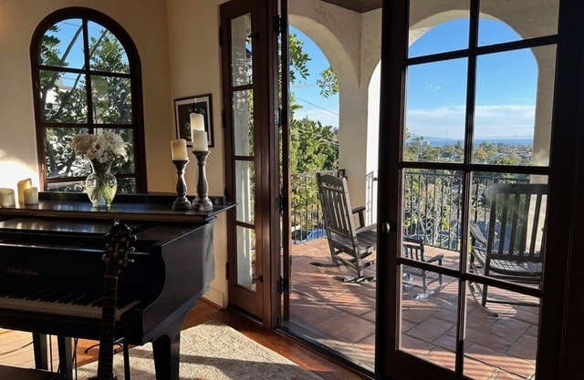 Ocean Views - Walk to Village - Minutes to Beach!