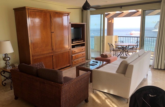Oceanfront 3-bedroom penthouse in Cabo San Lucas! Amazing views and amenities!