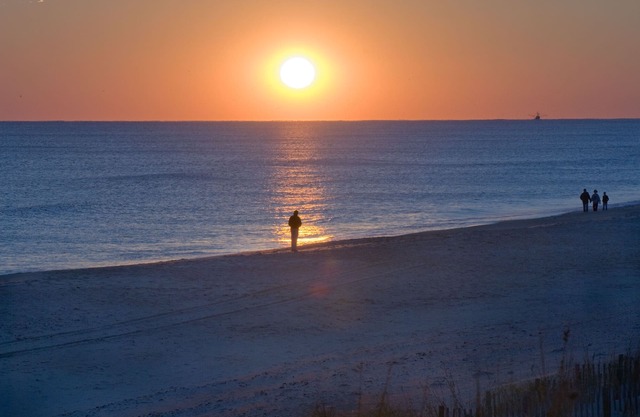 Oceanfront 4BR/4BA Multilevel Condo with Pool & Wifi