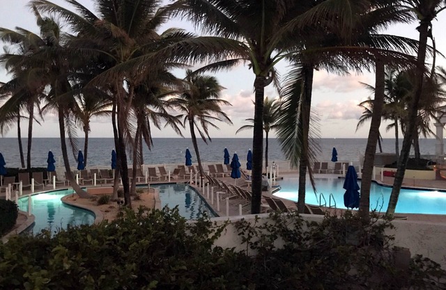 Oceanfront at The Pelican Grand~~2 Queen beds, 2 Flatscreens,1 awesome view!