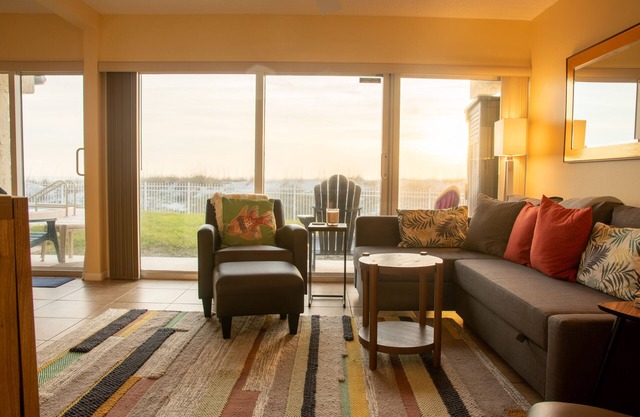 Oceanfront Beachdrifter - 2/2 Condo with lawn - no stairs, best parking