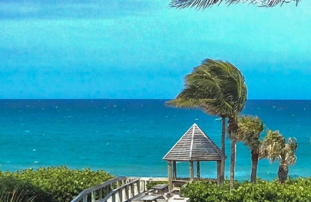 Oceanfront Condo 2Bed2Ba Heated Pool & Hot Tub Walk out to sand, sea, sunshine.