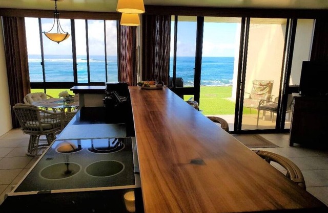Oceanfront Condo with A/C, 10 Steps to the Ocean, Ground Floor, Kuhio Shores 112
