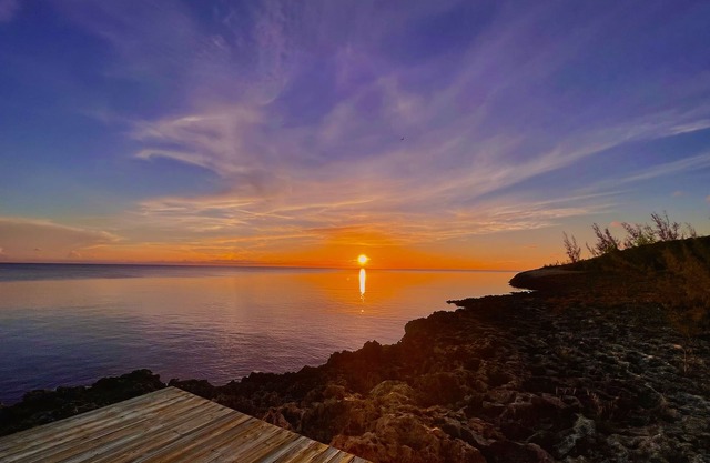 Oceanfront Deck, Kayak, SUP, Snorkel Mask, AC, Free Wi-Fi, Grill, Great Location