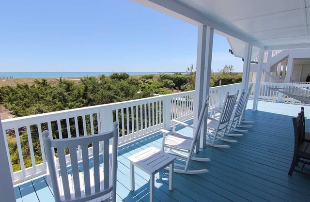 OCEANFRONT HAVEN: Your perfect getaway awaits in this classic beach cottage!