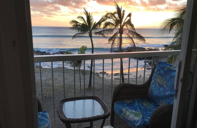 Oceanfront Makaha Surfside Amazing Sunsets!