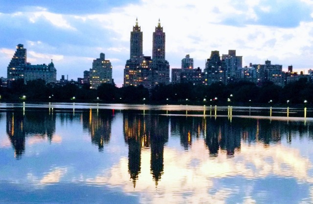 Oceanfront/Pool/Bikes/Parking/Location! Location! Great Energy, Great Vibe!