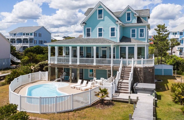 Oceanfront,private pool,beach boardwalk, hot tub, located in Spinnakers Reach