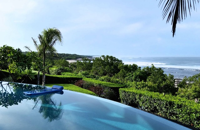 Oceanfront Villa In A Beach-lover's And Surfer's Paradise