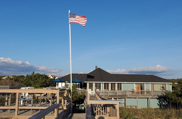 OCEANFRONT☆One level living w/ramp access to house & dune deck. Walk to dining!