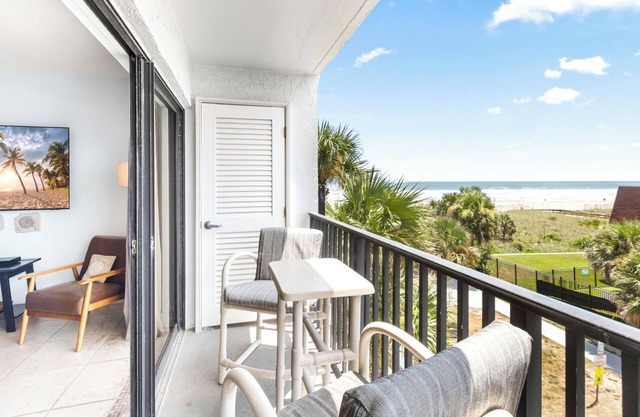 Oceanview Condo Next to Cocoa Beach Pier w/Heated Pool, BBQ Grills & Rooftop Access ☀️
