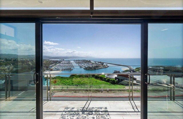 Oceanview luxe condo, deck & sauna - Harbor Haus