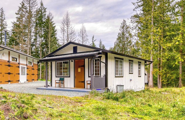Off-Grid Bungalow Cabin| Private Ranch | Sleeps 8