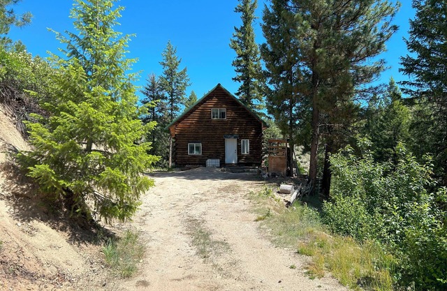 Off Grid Cabin With WIFI! Surrounded by hiking trails, beautiful scenery
