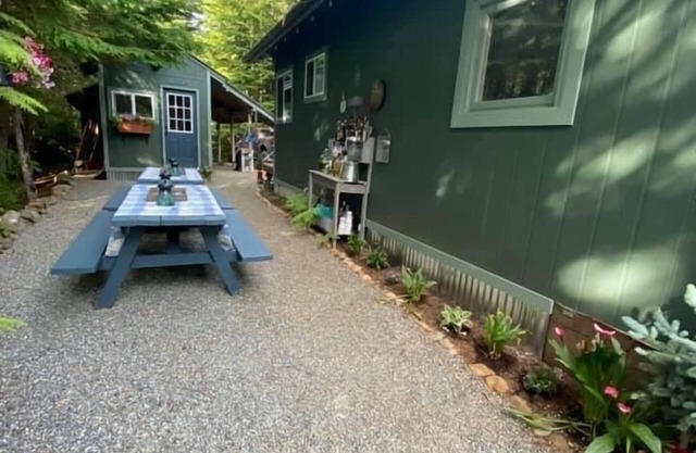 Off grid mountain cottage with Amazing views & dry/steam wood heated sauna