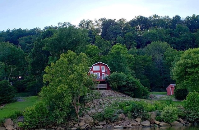 Ohio River Waterfront Cabin 4 bedroom 2 bath Derby Indiana sleeps 10 with hottub