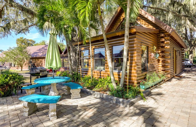 Okeechobee Cabin w/Patio & Community Pool!