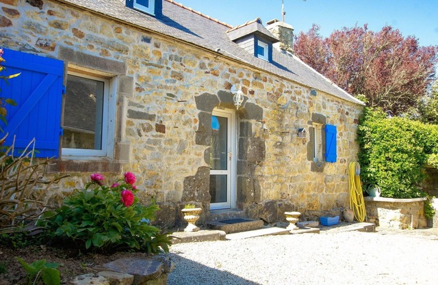 Old house near beach between Crozon Camaret Wifi calm bright garden