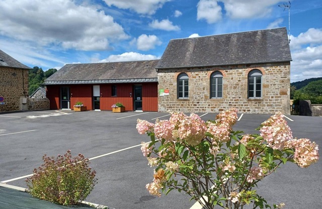 Old house on one level, adapted PMR for 16 pers. in Lonlay-l'Abbaye