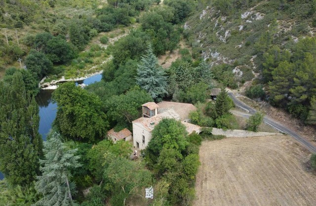 Old mill for 13 people, ideal gite for family and friends.