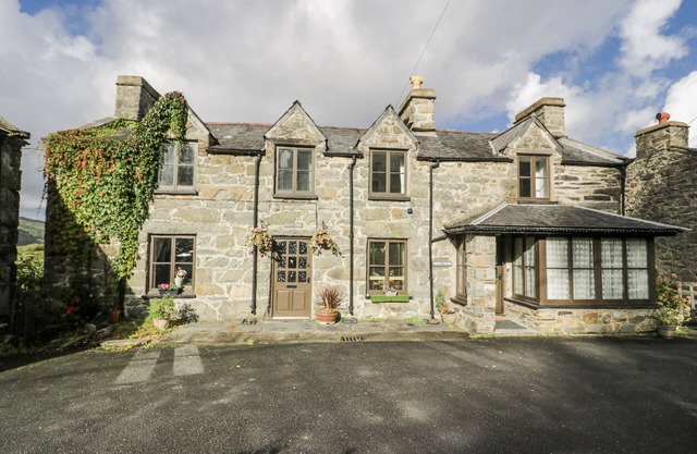 OLD POST OFFICE, pet friendly, with open fire in Blaenau Ffestiniog