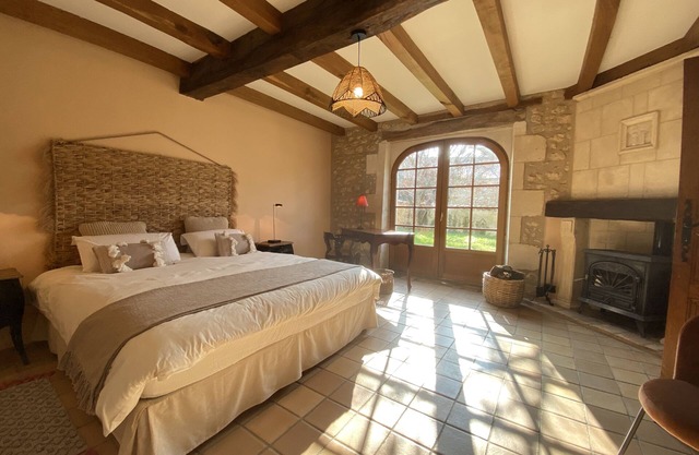 OLD STONE FARMHOUSE WITH SWIMMING POOL