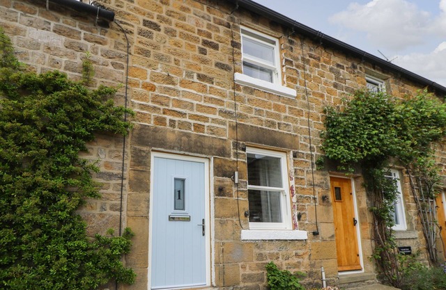 OLD STONE COTTAGE, family friendly, with open fire in Pateley Bridge