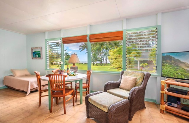 Old Style beach house on Hanalei Bay;stunning mountain view, ocean breezes