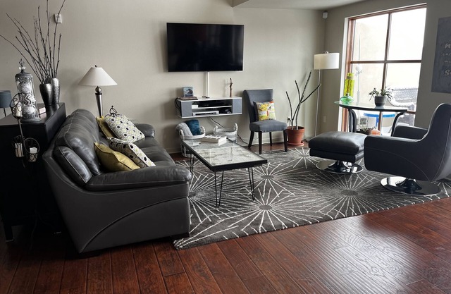 Old Town Loft, Top Floor!