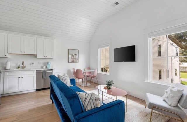 Old Village Guest House - 5 Mins to the Beach!