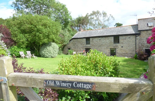 OLD WINERY COTTAGE, pet friendly, with open fire in Golant