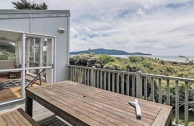 OLDE BEACH PEARL - WAIKANAE BEACH BACH in Waikanae Beach