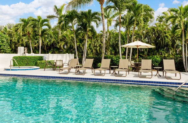 Olde Marco Island Inn and Suites