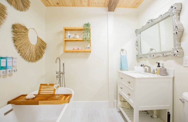 Olde Towne Retreat-Pet-friendly 2BR w/game room, gym. Close to some great hikes!