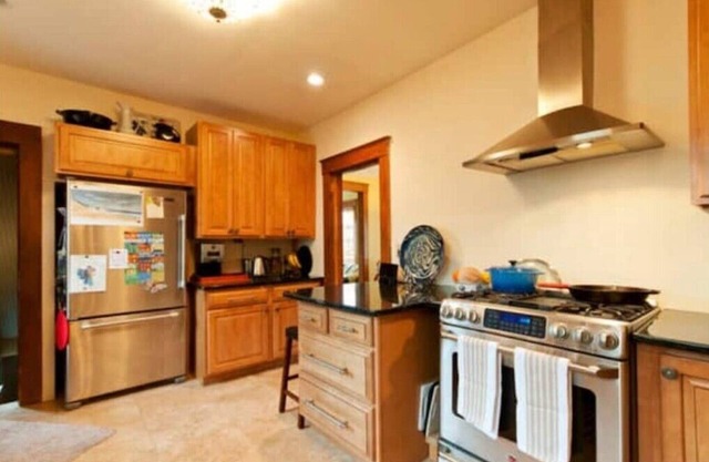 OldWestside Home-Hot tub, Yard, Central Locationnn