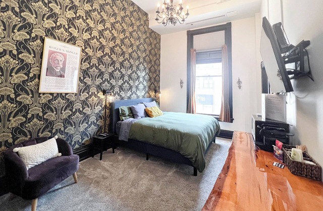 Oliver Inn | Suite 14 | Roger & Oliver Munger