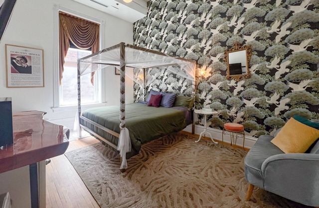 Oliver Inn | Suite 17 | Dorothy Arnold