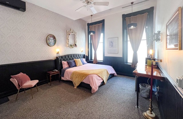 Oliver Inn | Suite 18 | Sarah Burger Stearns