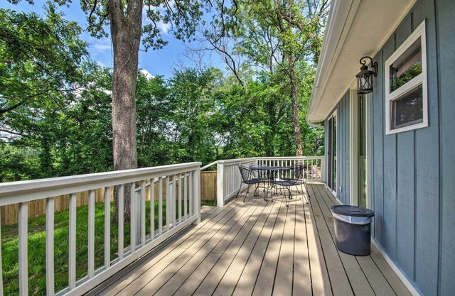 Omaha Apartment w/Yard - 15 Miles to Branson