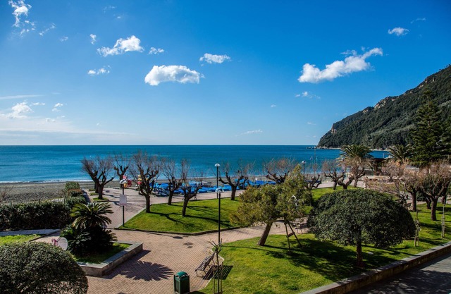 On the beach, sea view, wonderful holiday home