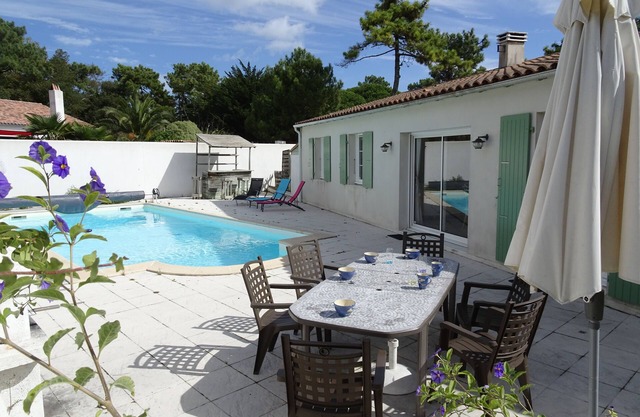 On the Ile de Ré, charming double Villa comfortably furnished & secure pool