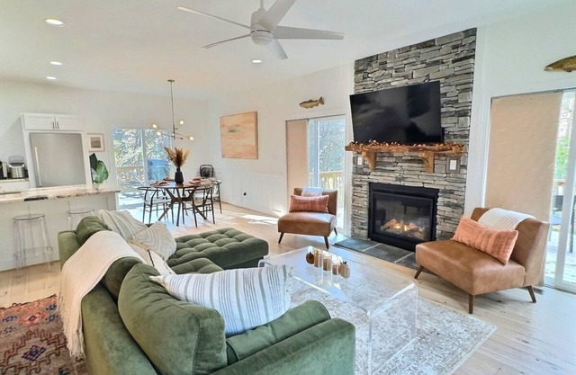 On the New River-Pets welcome-Hot tub-Fire pit