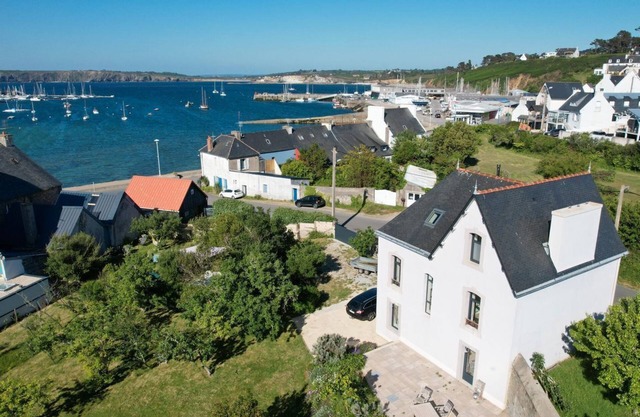 On the port of Camaret, large house with sea view