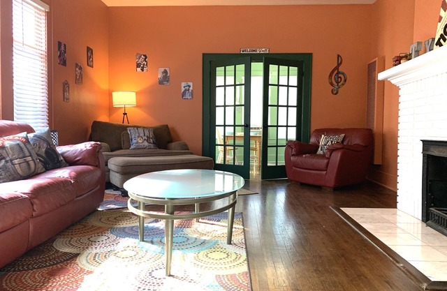 ON THE ROAD AGAIN! CENTRALLY LOCATED NEAR EVERYTHING! FENCED DOGGIE AREA,PARKING