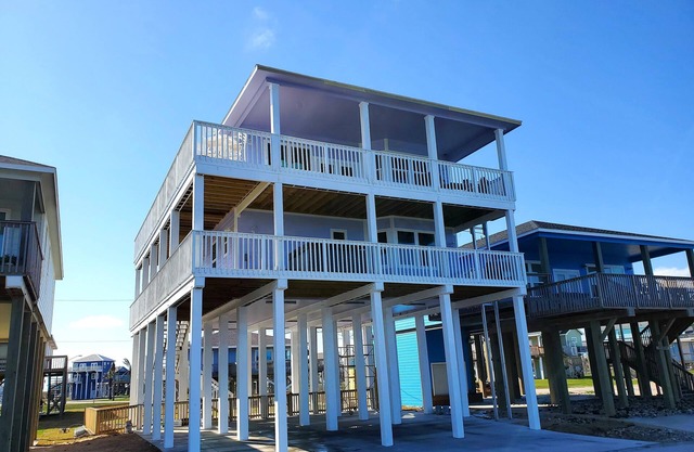 ON THE ROCKS-LUXURY OCEAN FRONT WITH OUTSTANDING UNOBSTRUCTED VIEWS